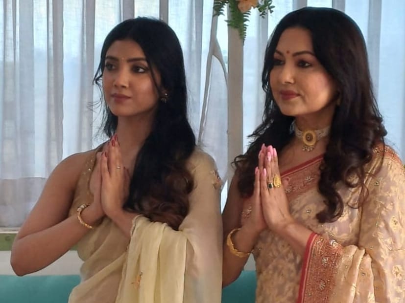 ইন্দ্রানী দত্ত ও তাঁর মেয়ে রাজনন্দিনী পাল তাঁদের গলফ ক্লাব রোডের বাড়িতে সাড়ম্বরে দেবী সরস্বতী পুজো উদযাপন করেন। হাজির ছিলেন ইন্দ্রানী দত্তের নাচের স্কুলের ছাত্রীরাও। রাজনন্দিনী এদিন গানও গেয়েছেন।