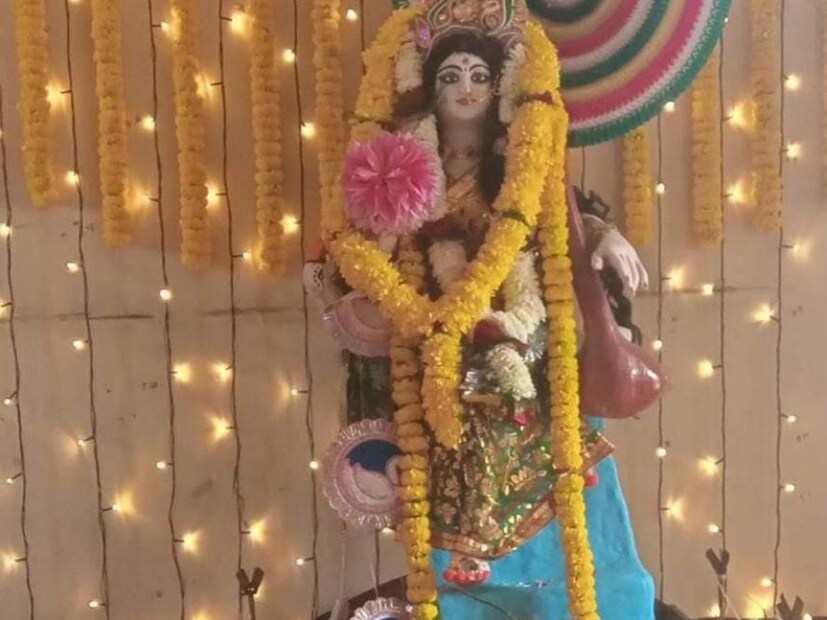স্টাডি রুমের দেয়ালের রঙ হালকা ক্রিম বা অফ-হোয়াইট হলে ভাল। বিশ্বাস করা হয় যে সাদা রঙ দেবী সরস্বতীর প্রিয় এবং এই রঙটি একটি শান্তিপূর্ণ পরিবেশ তৈরি করে, যা পড়াশোনায় মনযোগী করে তোলে।
