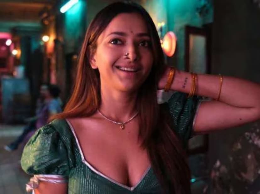 হঠাত্‍ই নাম জড়িয়ে যায় মধুচক্রে। তারপরই ইন্ডাস্ট্রি থেকে যেন হারিয়ে যান নায়িকা। পরে বিচ্ছেদের যন্ত্রণাও পেতে হয়েছে তাঁকে। যদিও সব বাধা কাটিয়ে ফের ইন্ডাস্ট্রিতে ফিরে আসেন অভিনেত্রী। 