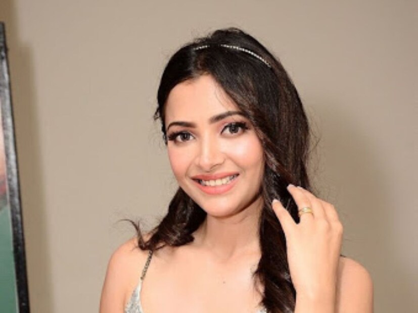 জীবনে অনেক ঝড় বয়ে গেলেও ফের মূলছন্দে ফিরে এসেছেন শ্বেতা। ‘বদ্রীনাথ কি দুলহনিয়া’, ‘দ্য তাসখন্দ ফাইলস’-এ অভিনয় করেছেন শ্বেতা।