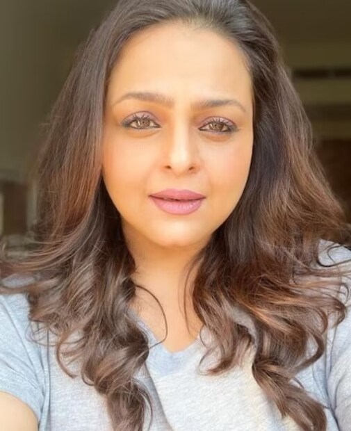 বলিউডের সেই বিখ্যাত অভিনেত্রী আর কেউ নন, শিল্পা শিরোদকর। ১৯৮৯ সালে রমেশ সিপ্পির ‘দুর্নীতি’ চলচ্চিত্র দিয়ে কেরিয়ার শুরু করেন। এই ছবিতে তিনি মিঠুন চক্রবর্তী ও রেখার সঙ্গে পর্দা ভাগ করে নেন। প্রথম ছবিতেই তাঁর অভিনয়ের প্রশংসা করেন সমালোচকরা। তৈরি হয় নিজস্ব পরিচিতি।