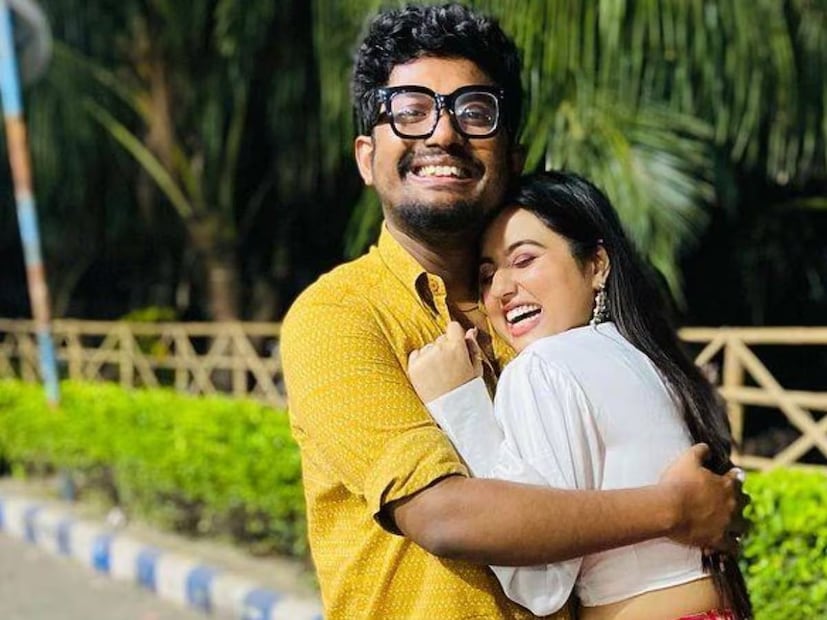 রণজয়ের সঙ্গে প্রেম ভাঙার পরেই খবর পাওয়া যায় শোভনের সঙ্গে সম্পর্কে জড়িয়েছেন সোহিনী। ওদিকে স্বস্তিকার সঙ্গে ব্রেকআপের পর সোহিনীর প্রেমে পড়েন শোভন।