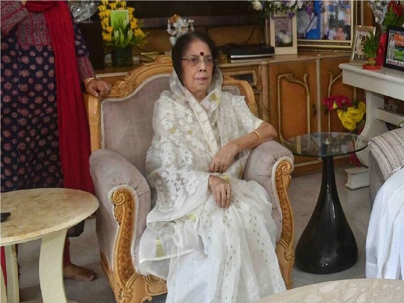সেখানে বিশিষ্ট চিকিৎসকদের পর্যবেক্ষণে চিকিৎসা চলছে সৌরভ গঙ্গোপাধ্যায়ের মায়ের চিকিৎসা। Input Avijit Chanda