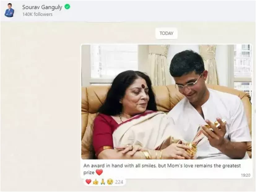 হোয়াটসঅ্যাপ পোস্টে সৌরভ গঙ্গোপাধ্যায় লিখেছেন,'আমি হয়ত হাসিমুখে হাতে একটা পুরস্কার নিয়ে বসে রয়েছিল। কিন্তু, মায়ের ভালোবাসার থেকে বড় পুরস্কার আর কিছু হতে পারে না।'