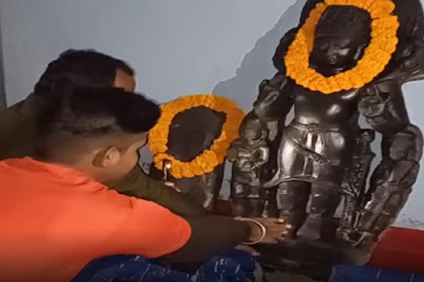 এহেন দুর্লভ মূর্তি উদ্ধার হওয়ার কথা এলাকায় চাউর হয়ে যায়। ফলে প্রচুর মানুষ তা দেখতে ভিড় জমান সেখানে। সেই সঙ্গে গ্রামবাসীরা ভগবান সূর্যের আরাধনা শুরু করে দেন। আসলে মাটির প্রয়োজনের কারণেই সিঝৌড়ী গ্রামের সিকান্দ্রা এলাকার পুকুর খোঁড়া হচ্ছিল। পুকুর খননে উত্থিত মাটি জমিতে দেওয়ার পরিকল্পনা ছিল। খোঁড়ার সময়ই দিনমজুরদের নজরে আসে সেই কালো পাথরের মূর্তি। এরপর চলে আরও খননকার্য। তখনই ধীরে ধীরে বেরিয়ে আসে সম্পূর্ণ মূর্তিটি। এরপর গ্রামবাসীরা ওই বিরল মূর্তিটিকে তুলে নিয়ে গিয়ে মন্দিরে রেখে দেন। গ্রামে এই খবর তো ছড়িয়ে পড়েছিলই, সেই সঙ্গে এই খবর পৌঁছয় সিকান্দ্রা ব্লক ডেভেলপমেন্ট অফিসার অমিত কুমার, সার্কল অফিসার কৃষ্ণ কুমার সৌরভ এবং পুলিশ প্রশাসনের কানেও। আর এ খবর পাওয়ামাত্রই ঘটনাস্থলে পৌঁছেছিলেন দুই অফিসারই। 