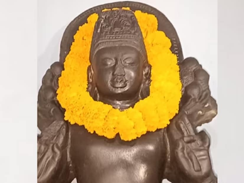 বিহারের জামুই জেলার ঘটনা। মনে করা হচ্ছে, ওই বিগ্রহটি অষ্টম শতকের পুরনো। ফলে স্বাভাবিক ভাবেই প্রাচীন যুগের এই মূর্তি উদ্ধার হওয়ার খবর চারিদিকে ছড়িয়ে পড়েছে। আর এ নিয়ে রীতিমতো হইচই শুরু হয়ে গিয়েছে। সবথেকে বড় কথা হল, গ্রামবাসীদের সঙ্গে মতবিরোধ শুরু হয়েছে জেলা প্রশাসনের। সংবাদমাধ্যম সূত্রে খবর, মঙ্গলবার জামুই জেলায় সিঝৌড়ী গ্রামের সীমরা পুকুরের খননকার্য চলছিল কিন্তু সেই পুকুর খোঁড়ার সময়ই উদ্ধার হয় ভগবান সূর্যের প্রাচীন বিগ্রহটি। অষ্টম শতকের পুরনো মূর্তিটি চকচকে কালো পাথর দিয়ে গড়া। এর দৈর্ঘ্য সাড়ে তিন ফুট। দেখা যায়, মূর্তির দুই হাতেই রয়েছে পদ্ম ফুল। আর দুই পাশে রয়েছে আরও দু’টি ছোট ছোট প্রতিমা। 