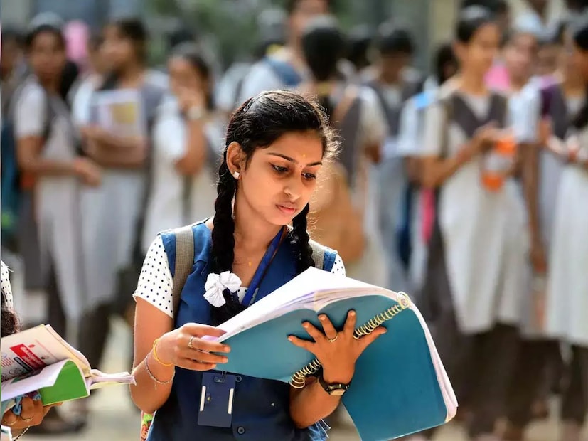 সেন্ট্রাল বোর্ড অফ সেকেন্ডারি এডুকেশন সিবিএসই বোর্ড পরীক্ষার ২০২৫ এর দশম এবং দ্বাদশ শ্রেণির পাঠক্রম প্রকাশ করেছে। ২০২৪-২৫ শিক্ষাবর্ষের পাঠক্রমটি মাধ্যমিক পাঠ্যক্রম (শ্রেণী ৯ এবং ১০) এবং সিনিয়র সেকেন্ডারি পাঠ্যক্রম (১১ এবং ১২ শ্রেণী) দুটি মাইল শ্রেণীবদ্ধ করা হয়েছে।