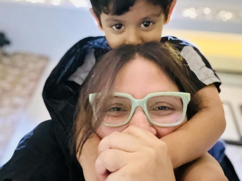 তার মাঝেই সন্তানদের জন্য কিছুটা সময় বের করে নিয়েছেন নায়িকা। তিনি ছেলে-মেয়ের সঙ্গে ছবি-ভিডিও তুলে পোস্ট করে লেখেন &quot; ব্যাক টু কমফোর্ট জোন&quot;।