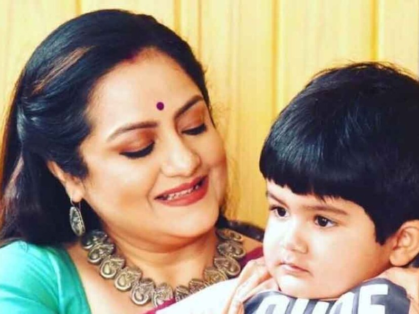 তখনি তাকে নিয়ে তড়িঘড়ি বাইপাসের ধারের এক হাসপাতালে যান সুদীপা। তবে আপাতত ছোট্ট আদিদেব বিপদমুক্ত। সে কথাই তিনি স্যোশাল মিডিয়ায় ভাগ করে নিয়েছেন অনুরাগীদের সঙ্গে। 