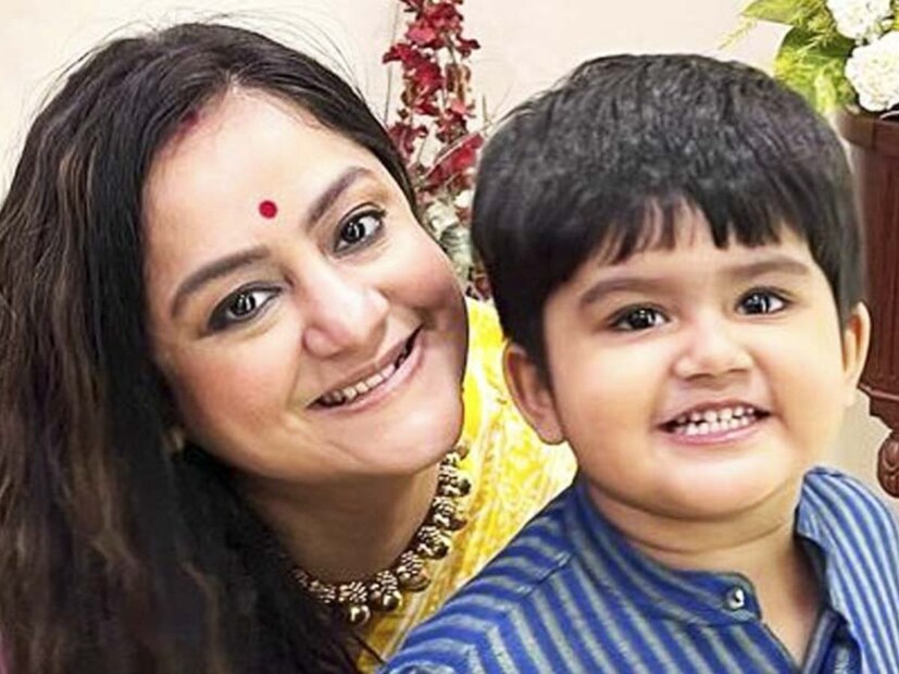 বিপদ যেনো পিছু ছাড়ছে না। একটার পর একটা বিপত্তি হয়েই চলেছে। এত বিপদের মাঝেই আবার তিনি বুধবার সন্ধ্যায় স্যোশাল মিডিয়ায় ছবি শেয়ার করে জানান আদিদেবকে হাসপাতালে ভর্তি করানো হয়েছিল।