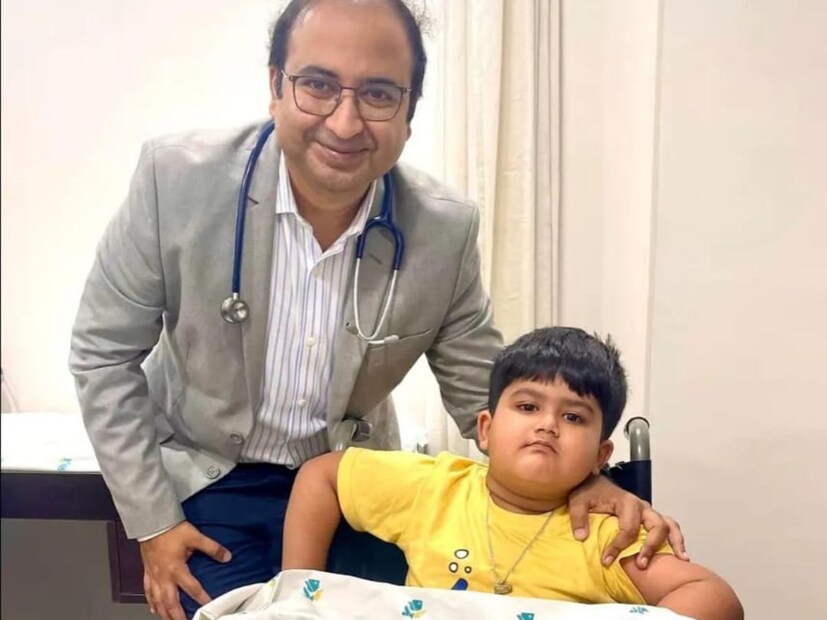 ছবি পোস্ট করে সুদীপা জানান, গতকাল রাতে অর্থাৎ মঙ্গলবার কুকুরের কামড়ে বেশ আহত হয়েছিল আদিদেব। তার অনেকটা রক্তক্ষয়ও হয়েছে। 