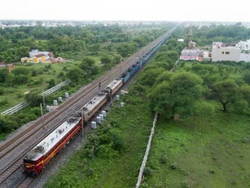 ভারতের দীর্ঘতম ট্রেনের নাম সুপার ভাসুকি। এই ট্রেন চালাতে ৬ ইঞ্জিনের প্রয়োজন হয়, ট্রেনে ২৯৫টি বগি রয়েছে। ট্রেনটির দৈর্ঘ্য সাড়ে ৩ কিলোমিটার।