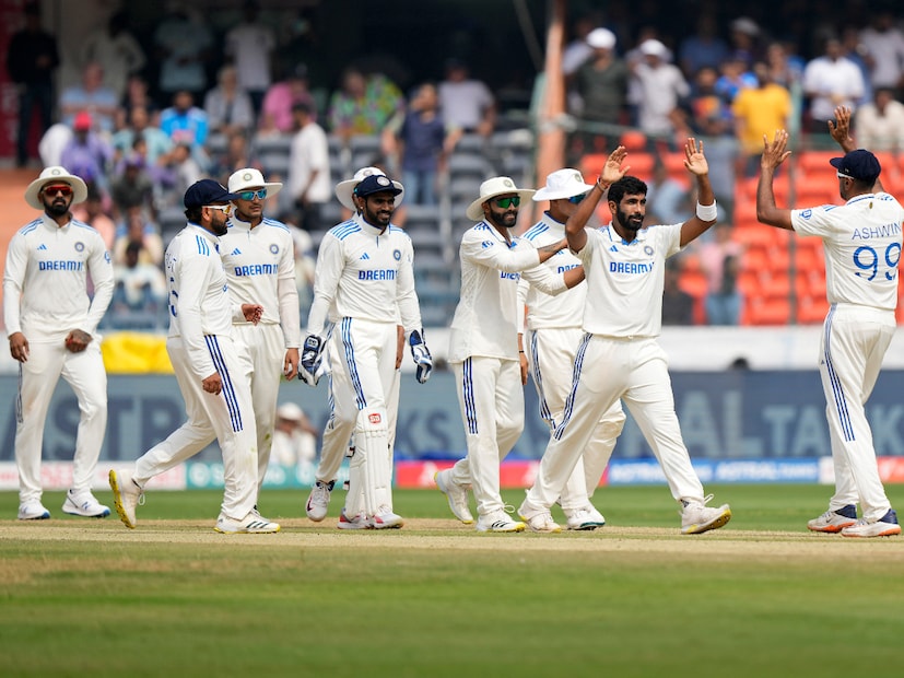 এখনও পর্যন্ত যা খবর তাতে দ্বিতীয় টেস্টে ২ জন ভারতীয় ক্রিকেটারের অভিষেক হতে পারে। সেই তালিকায় নাম রয়েছে ৩ জনের। সৌরভ কুমার, রজত পাতিদার ও সরফরাজ খানের মধ্যে যে কোনও ২ জনের অভিষেক হওয়ার সম্ভাবনা খুব বেশি।   (Photo Courtesy- AP)