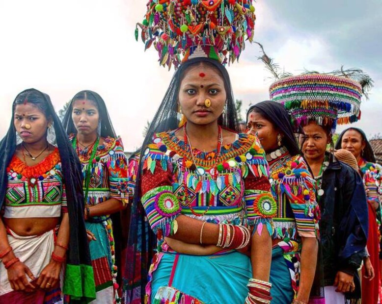 থারুদের মধ্যে বিয়ের অদ্ভুত রীতি প্রচলিত। বিয়ের দিন বর মাথায় পাগড়ি পরেন, হাতে তলোয়ার। এরপর হবু বর জঙ্গলে গিয়ে সাখু গাছের পুজো করেন দই, হলুদ দিয়ে। 