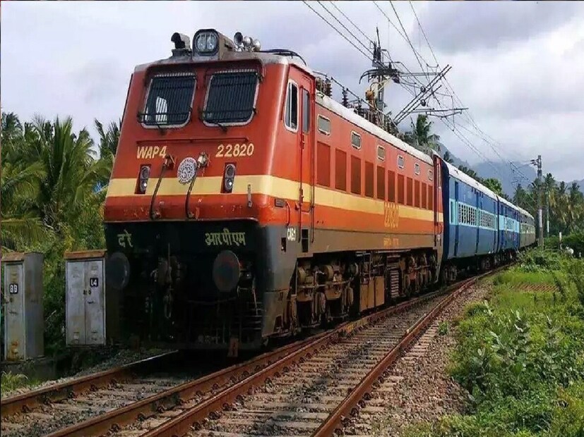 গোটা ভারতবর্ষে প্রতিদিন মোট কটা ট্রেন চলে, তার গুনতি রাখা প্রায় অসম্ভবের সমান। লোকাল ট্রেন, মালবাহী ট্রেন, দুরপাল্লার ট্রেন, টয় ট্রেন কত ধরনের ট্রেনের আবিষ্কার হয়েছে।