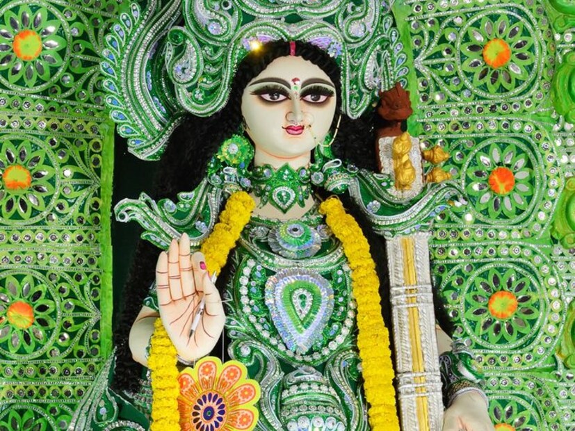 সরস্বতী পূজার দিন যদি রীতি অনুযায়ী দেবী সরস্বতীর পূজা করা হয়, তাহলে শিক্ষার্থীদের জীবনে সাফল্যের সম্ভাবনা থাকে। এমন অনেক রীতি রেওয়াজ আছে যা সরস্বতী পূজার দিনে করলে ছাত্র-ছাত্রীদের বুদ্ধিমত্তা বৃদ্ধি পায়৷ 