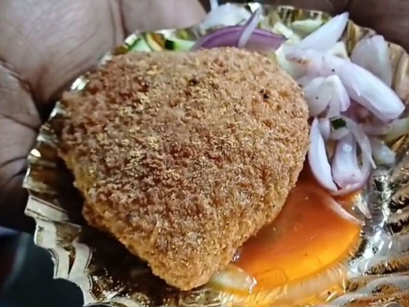 দেখতে দারুণ এই চপ স্বাদেও অনবদ্য। আর দামেও বেশ সস্তা। মাত্র দশ টাকায় মিলছে মুচমুচে হার্ট শেপের এই ভ্যালেন্টাইন চপ। 