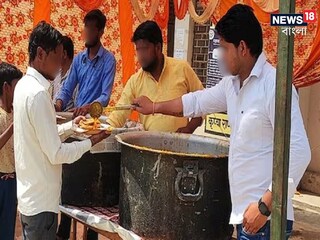 এলাকায় চলছিল পেট পুরে খাওয়াদাওয়া, পাতে দিতে গিয়ে তরকারির সঙ্গে উঠে এল বিষাক্ত সাপ! ভিডিও ভাইরাল (Representative Image)