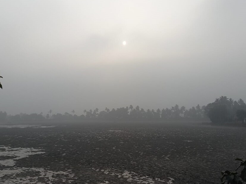 বজ্রবিদ্যুৎ-সহ হালকা বৃষ্টির সম্ভাবনা দার্জিলিং ও কালিম্পংয়ের পার্বত্য এলাকায়। বাকি জেলাতে আর বৃষ্টির সম্ভাবনা নেই। তাপমাত্রা ২ থেকে ৩ ডিগ্রি কমতে পারে আগামী দু’দিনে। পরবর্তী তিন দিনে আবার তিন ডিগ্রি সেলসিয়াস তাপমাত্রা বাড়বে। ঘন কুয়াশার দাপট উত্তরবঙ্গের জেলাগুলিতেও থাকবে।