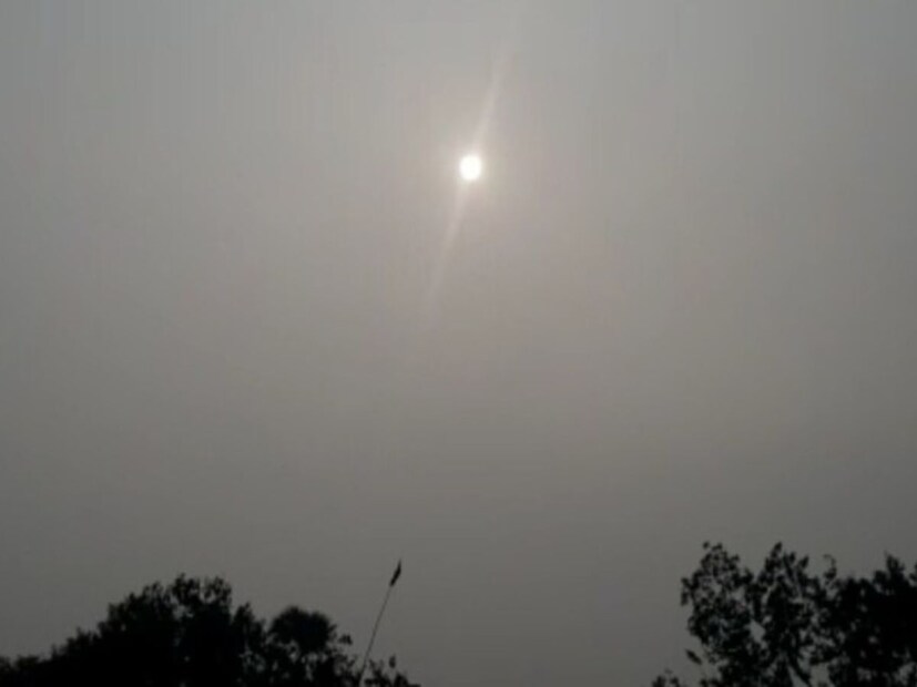 অপরদিকে উত্তরে জেলাগুলিতে তাপমাত্রার পরিবর্তন হতে দেখা যাবে। বৃষ্টির সম্ভাবনা রয়েছে উত্তরে, বিশেষত দার্জিলিংয়ের উঁচু পার্বত্য এলাকায় সামান্য বৃষ্টির সম্ভাবনা রয়েছে। এছাড়া উত্তরবঙ্গের বাকি কোনও জেলায় তেমন বৃষ্টির সম্ভাবনা নেই। তবে আগামী সপ্তাহ থেকে বৃষ্টি বাড়তে পারে উত্তরে। কুয়াশার দাপট থাকবে উত্তরের জেলাগুলিতে।