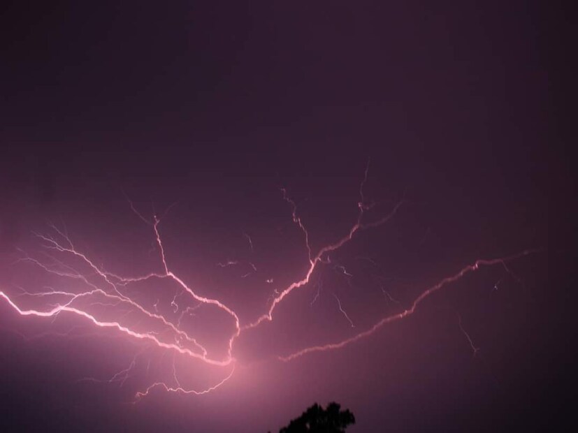 IMD Weather Rain Alert: আপাতত শুষ্ক আবহাওয়া বৃষ্টির কোনও সম্ভাবনা নেই। সোমবার থেকে আবহাওয়ার পরিবর্তন। বঙ্গোপসাগরে বিপরীত ঘূর্ণাবর্তের প্রভাবে উপকূলের তিন জেলা পূর্ব মেদিনীপুর, দক্ষিণ ২৪ পরগনা এবং উত্তর ২৪ পরগনা জেলার কিছু অংশে বজ্রবিদ্যুৎ-সহ হালকা বৃষ্টির সামান্য সম্ভাবনা।