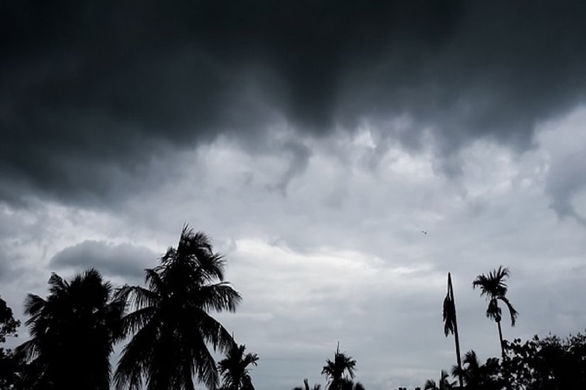অন্যদিকে, উত্তরবঙ্গে পরিষ্কার আকাশ হলেও দক্ষিণবঙ্গের বেশিরভাগ জেলাতেই আংশিক মেঘলা আকাশ। কোথাও কোথাও মেঘলা আকাশের সম্ভাবনা। বজ্রবিদ্যুৎ-সহ হালকা বৃষ্টির সম্ভাবনা কয়েক জেলায়। কাল থেকে তাপমাত্রা সামান্য নামতে পারে বলে পূর্বাভাস।