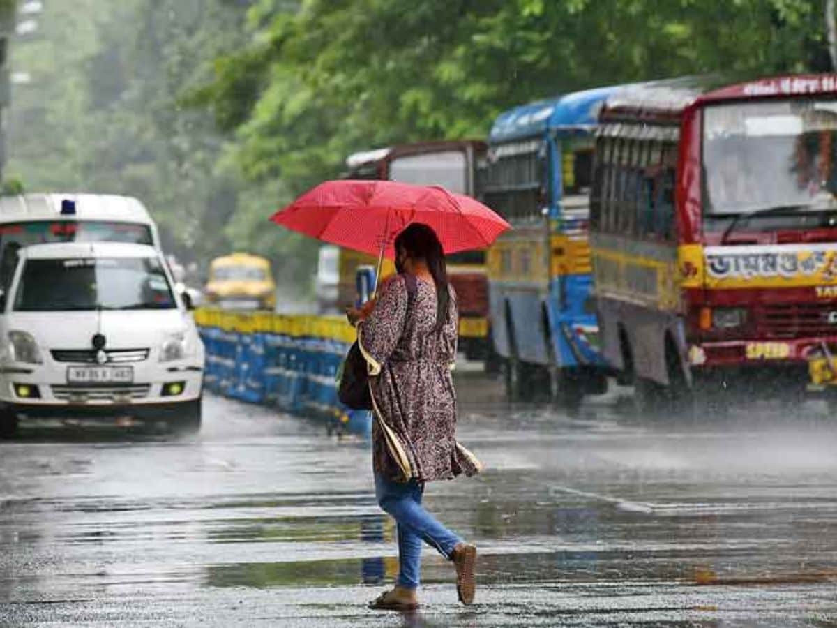 Weather Forecast in Bengal: বাতাসে জলীয় বাষ্পের সর্বোচ্চ পরিমাণ ৪৬ থেকে ৮৯ শতাংশ। আগামী ২৪ ঘণ্টায় কলকাতা শহরে তাপমাত্রা থাকবে ২১ থেকে ৩০ ডিগ্রি সেলসিয়াস।