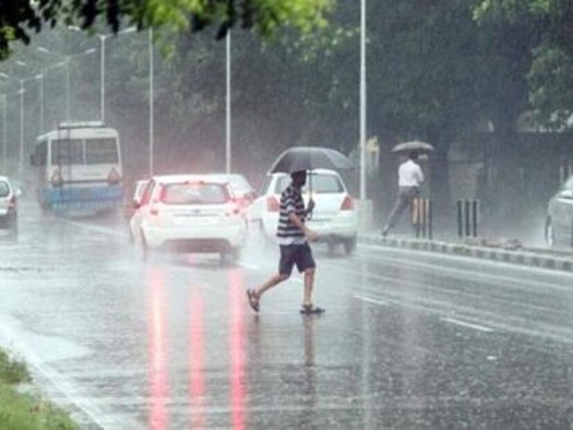 অন্যান্য রাজ্যের অবস্থা:স্কাইমেট ওয়েদার অনুসারে, আগামী ২৪ ঘণ্টার মধ্যে হিমাচল প্রদেশ, গিলগিট-বালতিস্তান, মুজাফফরাবাদ, লাদাখ, হিমাচল প্রদেশ এবং উত্তরাখণ্ডের কিছু জায়গায় হালকা থেকে মাঝারি বৃষ্টি এবং তুষারপাত হতে পারে।