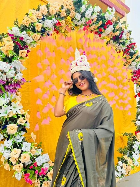 এবার শ্রুতির গায়ে হলুদের ছবি দেখে রীতিমতো চমকে উঠেছেন ভক্তকুল। তবে কি সামাজিক বিবাহও সেরে ফেললেন সবার প্রিয় রাঙা-বৌ?