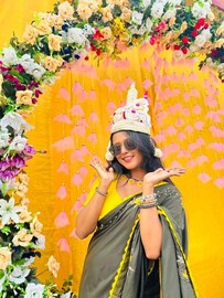 মাথায় টোপর, হলুদ শাড়ি... গায়ে হলুদে শ্রুতি! সামাজিক বিয়ে সারলেন রাঙা বৌ?