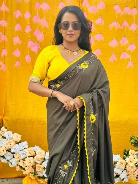 শ্রুতির স্টাইল স্টেটমেন্ট বরাবরই নজর কাড়ে। আইনি বিয়েতেও ছক ভেঙে সাদা শাড়ি পরেছিলেন। আর এবারেও তাঁর দিক থেকে চোখ সরাতে পারছেন না দর্শকেরা।