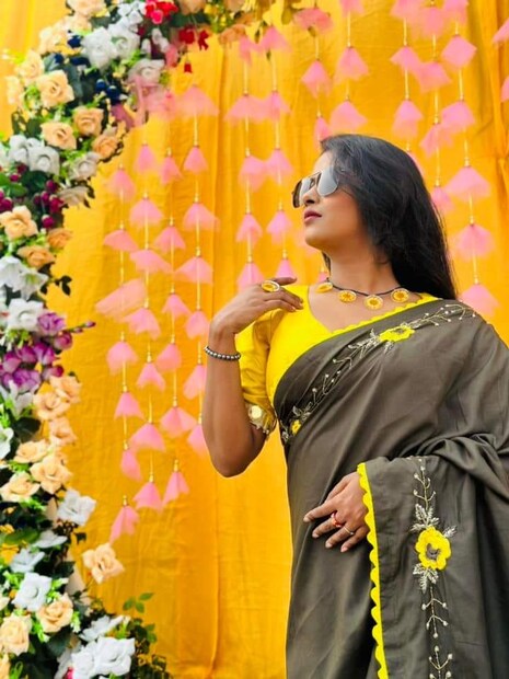 দিদি নম্বর ওয়ানে শ্রুতি বলছেন, ২০২৫ সালে স্বর্ণেন্দুর সঙ্গে সোশ্যাল ম্যারেজ সারবেন এবং ২০৩০ সালে সন্তানের জন্ম দেবেন। তাহলে এখনই গায়ে হলুদ কেন? না! নায়িকার গায়ে হলুদ নয়। এক আত্মীয়ের বিয়েতেই এমন সেজেছেন তিনি। অভিনেত্রীকে মানিয়েছেও বেশ। 