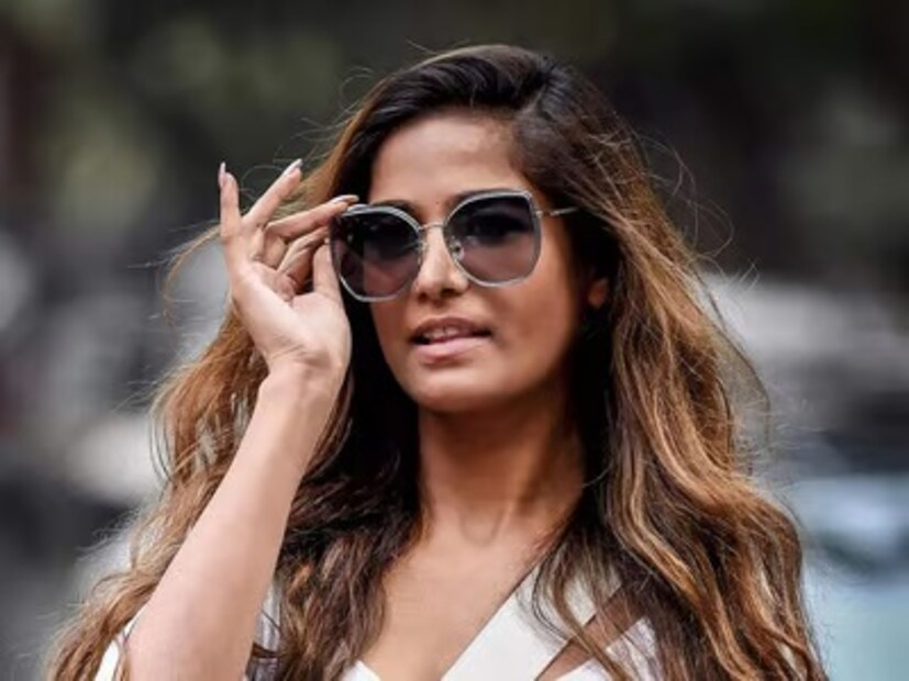 পুনমের দেহরক্ষীও তাঁর মৃত্যুর খবরে হতবাক। তিনি বলেন, 'ম্যাডাম এ নিয়ে কখনও আলোচনা করেননি। আমিও অবাক। উত্তরপ্রদেশে তাঁর বাড়ি তালাবদ্ধ। একবার তার পরিবারের সঙ্গে কথা হয়েছিল, কিন্তু এখন কেউ ফোন ধরছে না।'