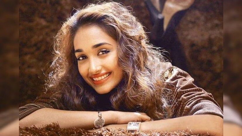 'নিশব্দ', 'গজনি' এবং 'হাউসফুল' এই তিনটি ছবিতেই দেখা যায় জিয়া খানকে। ২০১৩-র ৩ জুন মাত্র ২৫ বছর বয়সে মারা যান তিনি।