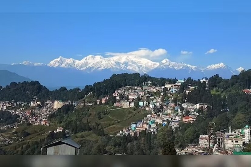 উত্তরবঙ্গে আগামী কয়েক দিন বৃষ্টির পূর্বাভাস রয়েছে। সোমবার দার্জিলিঙের পার্বত্য এলাকায় বৃষ্টির সঙ্গে তুষারপাতও হতে পারে। পাশাপাশি, হালকা বৃষ্টি হতে পারে জলপাইগুড়ি, কোচবিহার, কালিম্পং, আলিপুরদুয়ারে। তবে মঙ্গলবার দার্জিলিং এবং কালিম্পং ছাড়া আর কোথাও বৃষ্টির সম্ভাবনা নেই।