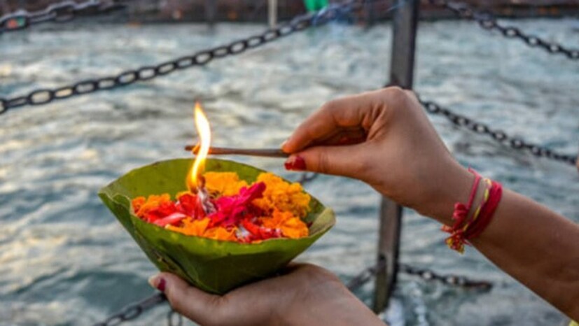 জ্যোতিষে বিশেষজ্ঞ অরবিন্দ ত্রিপাঠী বলছেন, এই তিথিতে বাড়ির প্রবেশদ্বারে প্রদীপ প্রজ্বলন করুন৷ দেবতার স্থানেও প্রদীপ প্রজ্বলন করতে ভুলবেন না৷ বাড়ির সকলের স্নানের জলে গঙ্গাজল ও কালো তিলদানা মিশিয়ে নিন৷ তাহলে নেতিবাচক প্রভাব দূর হবে৷ 