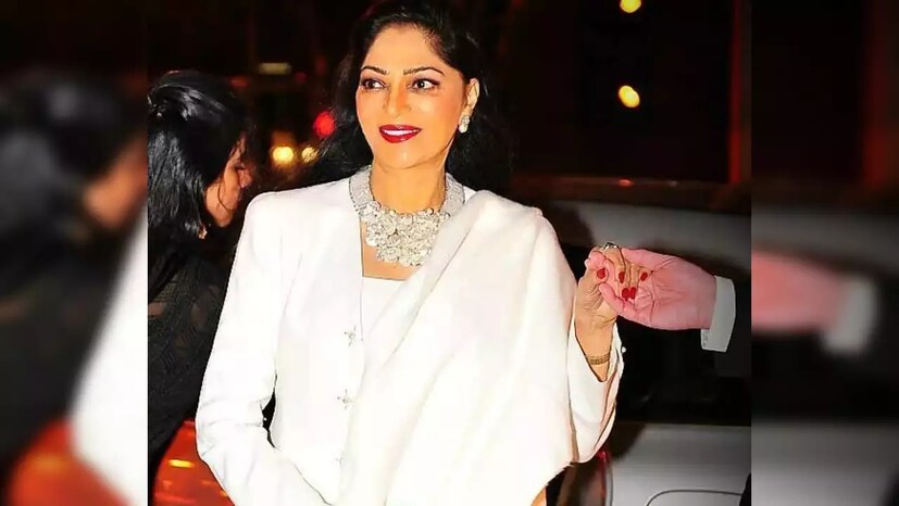 প্রথম ব্যক্তি যিনি সিমির জীবনে রঙ এনেছিলেন, তিনি জামনগরের মহারাজা। ১৭ বছর বয়সে প্রথমবার প্রেমে পড়েন সিমি। এরপর তিনি মনসুর আলি খান পতৌদির প্রেমে পড়েন। কিন্তু এর মধ্যেই শর্মিলার সঙ্গে দেখা হয় পতৌদির এবং তারপর দুজনেরই বিচ্ছেদ হয়ে যায়। ১৯৭০ সালে রবি মোহনকে বিয়ে করেন সিমি।