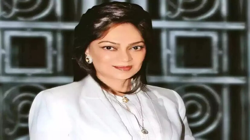 আজ আমরা বলব হিন্দি সিনেমার সেই অভিনেত্রীর কথা, যাঁকে বলিউড নাম দিয়েছে 'দ্য লেডি ইন হোয়াইট'। পৃথিবীর তোয়াক্কা না করে ৫০ বছর আগে এমন সাহসী দৃশ্য উপহার দিয়েছিলেন যে দর্শকেরা চমকে যান। শুধু সুন্দরী নন, তিনি মার্জিত এবং শালীন। খুব অল্প বয়সে, তিনি বিশ্বের বহু দেশ ভ্রমণ করেছিলেন।  ইংল্যান্ড থেকে তাঁর শিক্ষা সম্পূর্ণ করেছিলেন তিনি। অনর্গল ইংরেজি বলতে পারতেন এই নায়িকা। মাত্র ৫ বছর বয়সে যেই অভিনেতার ভক্ত হয়ে ছিলেন,  চলচ্চিত্রে প্রবেশ করার পরে তাঁর সঙ্গেই সম্পর্কে জড়িয়ে পড়েন বলে শোনা যায়।