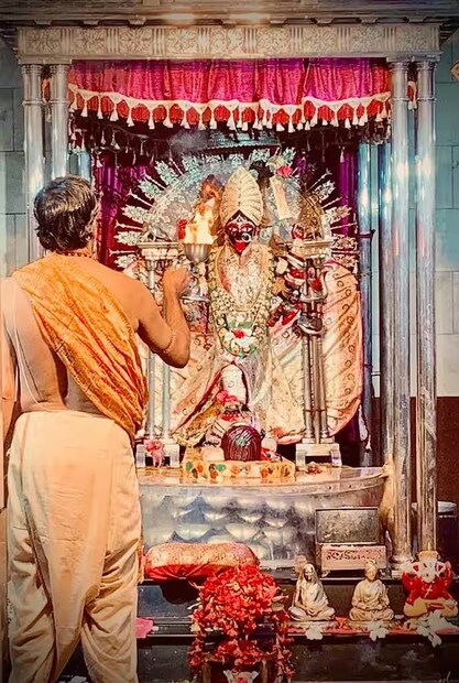 মৌনী অমাবস্যা শুরুর আগে পর্যন্ত রটন্তী কালীপুজো করতে হয়। এই পুজোয় দেবীর উদ্দেশে নিবেদন করুন লাল ফুল, যেমন পদ্ম বা গোলাপ। 