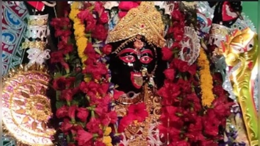 সঙ্গে দিন লাল রঙের যে কোনও ফল। আপেল, বেদানার মতো লাল ফল অর্ঘ্য দিতে পারেন দেবীকে।