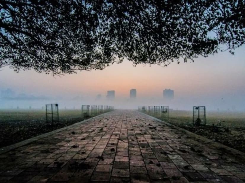 আবহাওয়া দফতর সূত্রে খবর, বুধবার কলকাতার সর্বনিম্ন তাপমাত্রা ছিল ২০ ডিগ্রি সেলসিয়াস। সেটাই কমে বৃহস্পতিবার হয়েছে ১৬.৭ ডিগ্রি সেলসিয়াস।