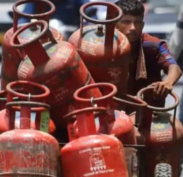 গ্যাসের দাম বৃদ্ধি নিয়ে বারবার সরব হয়েছেন মমতা বন্দ্যোপাধ্যায়। এবার তাই রাজ্য বাজেটে ঘরে ঘরে বড় সুখবর দিলেন মুখ্যমন্ত্রী মমতা। এক কোটি পরিবারকে বিনামূল্যে দেওয়া হবে এই সুবিধা।