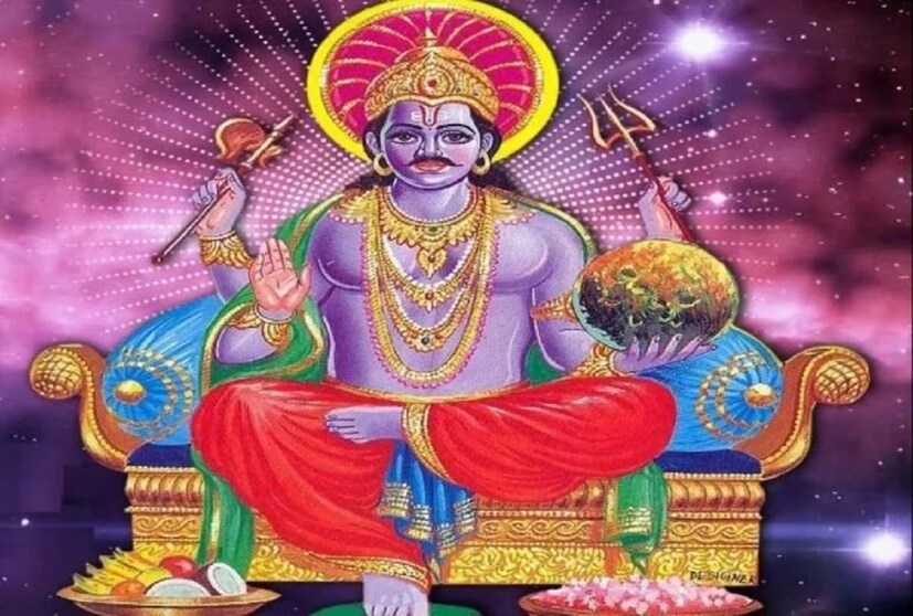 সাধারণত শনিদেবতার মন্দিরে বা বাড়ির বাইরে খোলা জায়গায় তাঁর পুজো করা হয়৷ বাড়ির ঠাকুরঘরে শনিবেদেবর পুজো করা হয় না৷