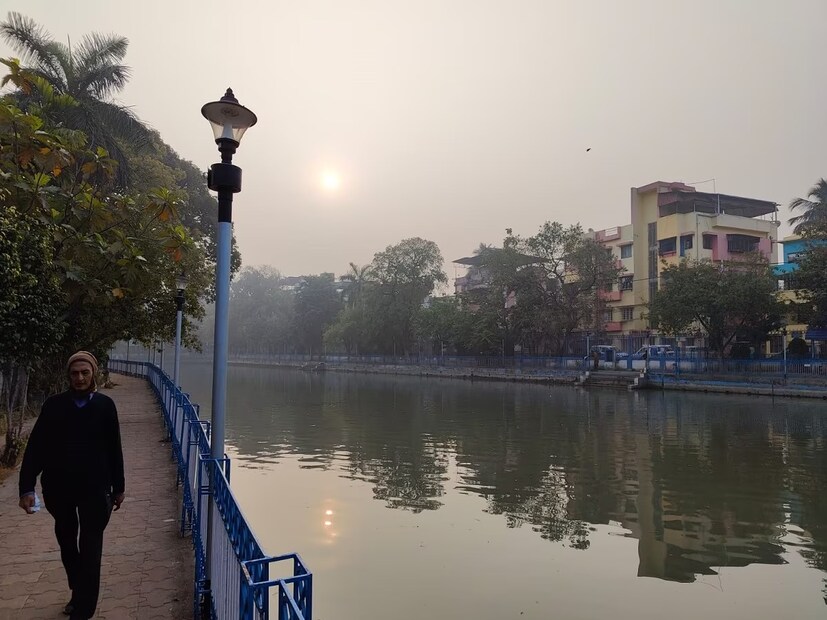 কনকনে ঠান্ডা হাওয়ায় কাঁপবেন পুরুলিয়া জেলার বাসিন্দারাও। দক্ষিণবঙ্গের পাশাপাশি জাঁকিয়ে ঠান্ডা পড়বে উত্তরবঙ্গেও। আবহবিদদের দাবি, ফেব্রুয়ারি মাসের দ্বিতীয় সপ্তাহে এমন ঠান্ডা বাংলায় বিরল। মূলত উত্তুরে বাতাসের দাপটেই আবহাওয়ার এই রূপবদল বলে তাঁদের দাবি।