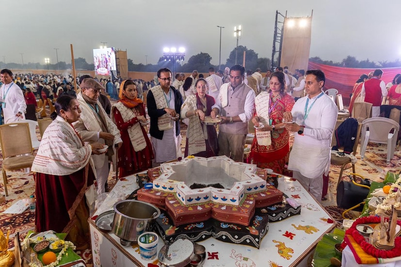 ১৪ ফেব্রুয়ারি এই মন্দিরের উদ্বোধন করবেন প্রধানমন্ত্রী নরেন্দ্র মোদি। এই উদ্বোধন উপলক্ষে রবিবার বিএপিএস হিন্দু মন্দিরে মঙ্গলদায়ক যজ্ঞের আয়োজন করা হয়। বিশ্ব জুড়ে সম্প্রীতির জন্য বৈদিক প্রার্থনায় অংশ নেন ৯৮০ জনেরও বেশি মানুষ।