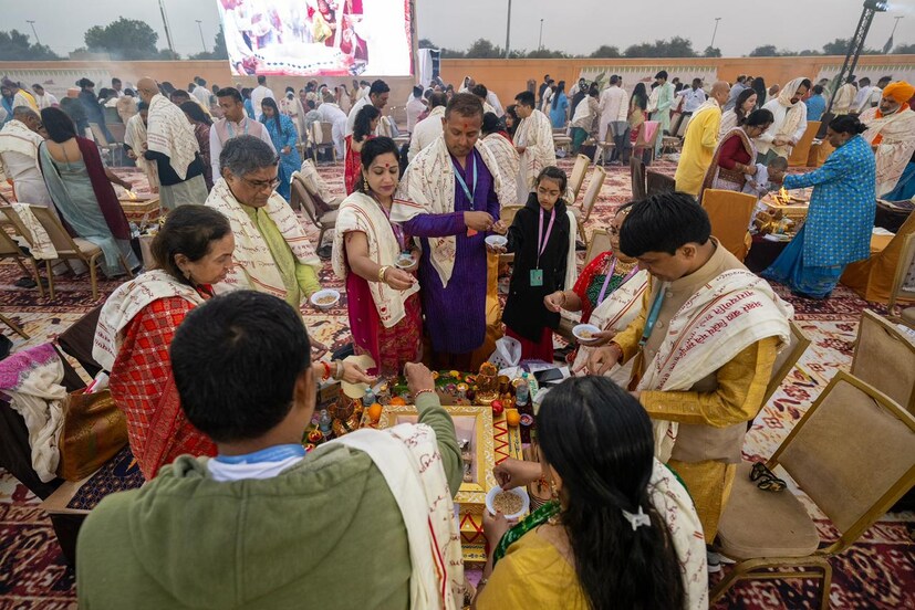 যজ্ঞের শুভ শিখা অন্ধকার দূরীকরণ এবং আধ্যাত্মিক জ্ঞানের উত্থানের প্রতীক। বৃষ্টির আকাশের বিরল পটভূমির মধ্যে এটি একটি দুর্দান্ত দৃশ্য ছিল যা প্রকৃতির পাঁচটি উপাদানকে একত্রিত করে দেখায়। 