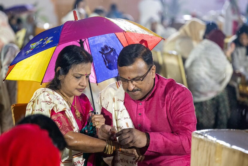 বৃষ্টি ভেজা আবহাওয়া সত্ত্বেও, এই উদ্যোগে অংশগ্রহণকারীদের আনন্দ উদ্দীপনা ছিল তুঙ্গে। লন্ডন থেকে এই অনুষ্ঠানে যোগ দিতে আসা ৭০ বছর বয়সী ভক্ত জয়শ্রী ইনামদার বলেন, ‘‘বৃষ্টি ঐতিহাসিক ঘটনাটিকে আরও স্মরণীয় এবং উপভোগ্য করে তুলেছে। আমার জীবদ্দশায় আমি কখনও বৃষ্টিতে যজ্ঞ হতে দেখিনি! বিশেষ করে শুভ লাগছিল।’’