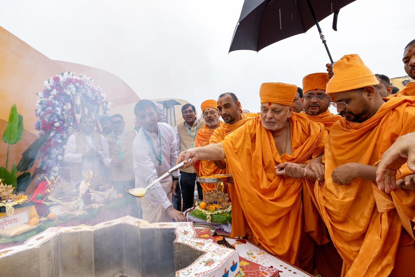 সাতজন বিশেষজ্ঞ পুরোহিত প্রাচীন আনুষ্ঠানিক অনুষ্ঠান পরিচালনার জন্য ভারত থেকে ভ্রমণ গিয়েছিলেন। 