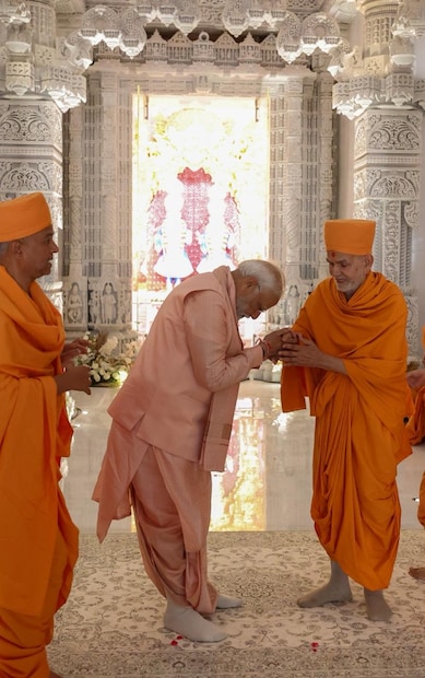 প্রধানমন্ত্রীর কথায়, “এই মন্দির হবে ঐক্য ও সম্প্রীতির প্রতীক। তিনি আরও বলেন যে, মন্দির নির্মাণে সংযুক্ত আরব আমিরশাহি সরকারের ভূমিকা প্রশংসনীয়। সংযুক্ত আরব আমিরশাহি একটি সোনালি অধ্যায় রচনা করেছে। মন্দির উদ্বোধনের জন্য বহু বছর ধরে অনেকের কঠোর পরিশ্রম এবং স্বপ্ন মন্দিরের সঙ্গে যুক্ত। এর সঙ্গে অবশ্য স্বামীনারায়ণের আশীর্বাদও রয়েছে।”