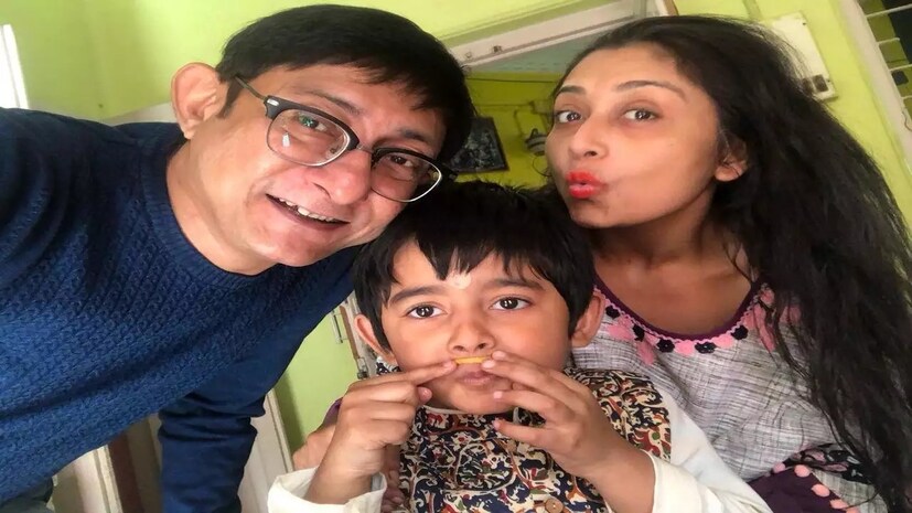 সূত্রের খবর, দীর্ঘ আইনি জটিলতার পরে অভিনেতা কাঞ্চন মল্লিক ও অভিনেত্রী পিঙ্কি বন্দ্যোপাধ্যায়ের বিবাহবিচ্ছেদ হয়েছে। ১০ জানুয়ারি তাঁদের বিবাহবিচ্ছেদের পক্ষে রায় দিয়েছে আদালত।
